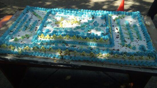 Un gran cake, aportado por la Industria Alimentaria, fue degustado tanto por chicos como por adultos en este Día de los Niños, en Trinidad.