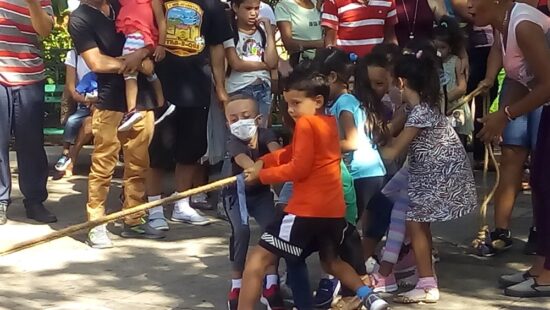 La tracción de la soga estuvo entre los momentos divertidos del Día de los Niños en Trinidad.