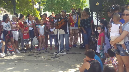 El poeta y trovador Pável Esquerra hizo su aporte a esta fiesta de los más pequeños de Trinidad.