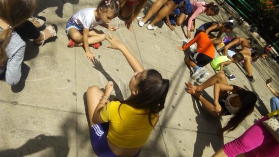 Pintar con tizas sobre el pavimento de la glorieta del parque Céspedes fue una oportunidad aprovechada por los pequeñines para dar rienda suelta a su imaginación.