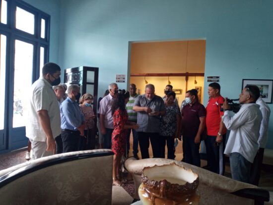 El Primer Ministro Marrero Cruz en una joya arquitectónica, orgullo de Trinidad: el recientemente remozado Teatro La Caridad.