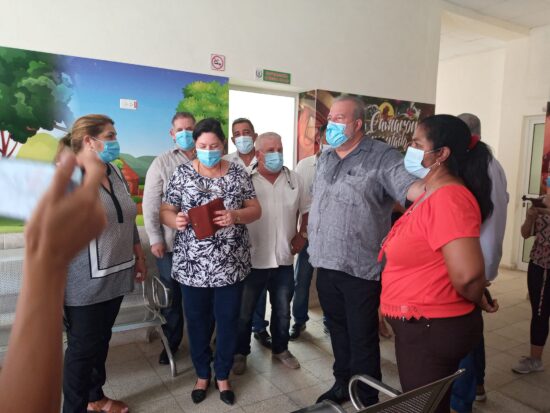 El Primer Ministro cubano conoció sobre las acciones ejecutadas en el área pediátrica del Hospital General de Trinidad.