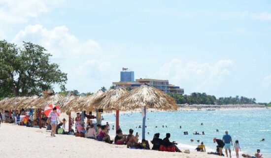 Las playas de Trinidad devienen uno de los escenarios preferidos y de mayor concurrencia durante la temporada estival. Foto: Vicente Brito/Escambray.