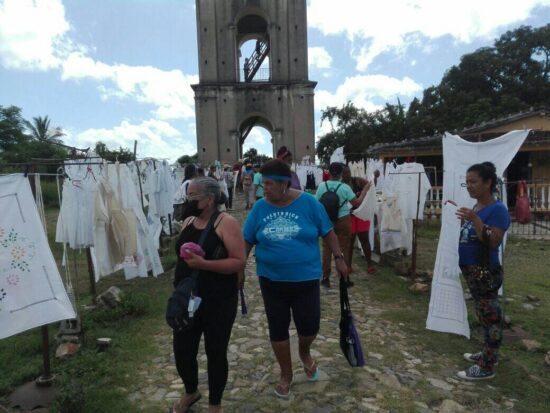 Las bellezas de esta zona del Valle de los Ingenios, y la maestría de la artesanía de Trinidad, fueron apreciados por los integrantes de esta brigada solidaria con Cuba. Foto: Alipio Martínez Romero/Radio Trinidad Digital.