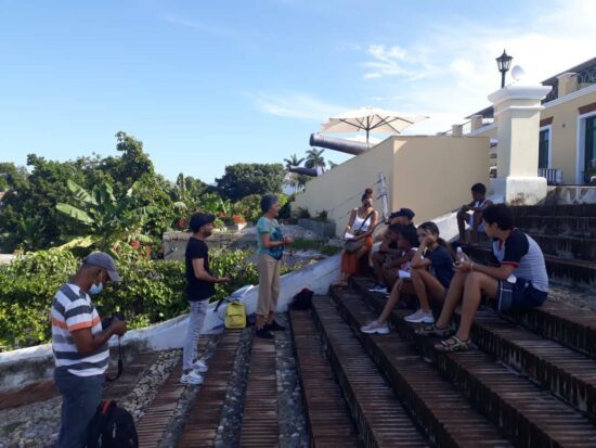 La historia viva, latente, en cada recorrido, mientras se aprecia el patrimonio edificado y sitios de interés de Trinidad de Cuba. En la foto, escolares a las puertas del hotel La Popa, la ermita aledaña y su mágico entorno.