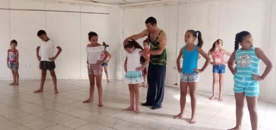 Fernando Gómez López, actor y director de Dador Teatro, en plena actividad durante estos Talleres de Verano organizados por el Teatro Guiñol Trinidad. Fotyos: Cortesía de Dador Teatro.