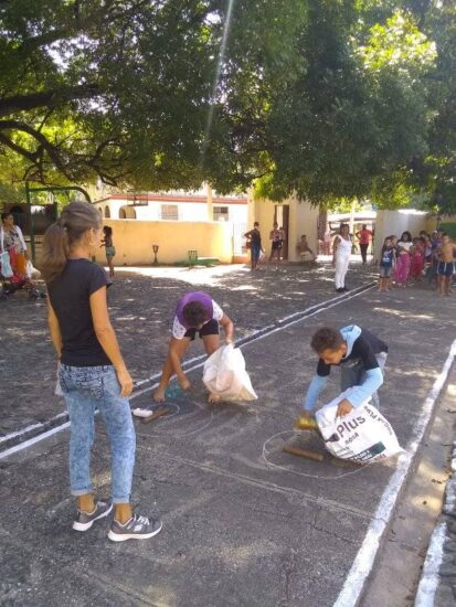 Técnicos del combinado deportivo Renan Turiño realizan actividades deportivas en el Parque Arcoiris.