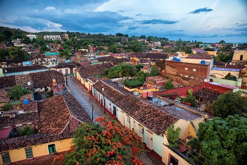 Trinidad y sus bellezas arquitectónicas merecen ser conocidos de cerca por los trinitarios de todas las edades, y hacia ellos se dirigen estos programas Rutas y Senderos de Piedra.