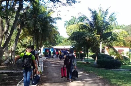 Poza Azul, de Jatibonico, les brinda a los veraneantes la posibilidad de visitar la Cueva de los Espejuelos. Foto: Empresa Campismo Sancti Spíritus.