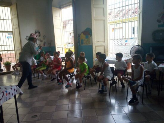 Como parte de las actividades concebidas en el taller, se efectuó una actividad con niños de preescolar en la que se le brinda tratamiento a la importancia del consumo de vegetales desde edades tempranas. Foto: MINED Trinidad.