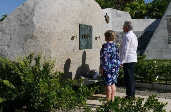 Homenajes a Martí, a Céspedes, a Mariana y a Fidel marcan los primeros minutos del presidente Díaz-Canel en Santiago de Cuba. Fotos: Estudios Revolución.