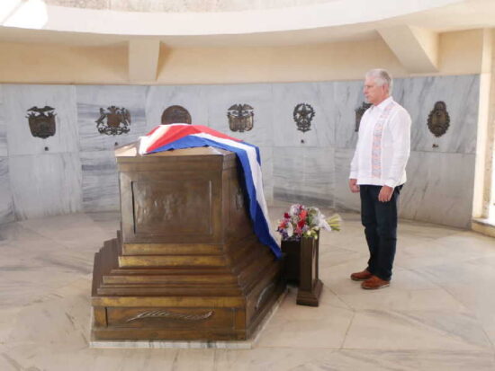 Miguel Díaz-Canel rinde tributo al Héroe Nacional de Cuba José Martí, en Santa Ifigenia.