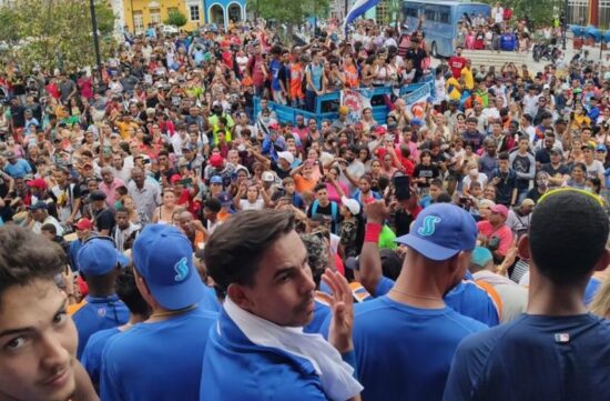 El pueblo recibe a sus gallos. Foto: Javier Alejandro Brito.