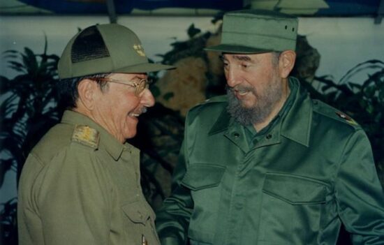 1.Acto de condecoración por el 45 aniversario del desembarco de Granma a combatientes destacados en la Plaza de la Revolución Antonio Maceo en Santiago de Cuba, 2 de diciembre de 2001. Foto: Sitio “Fidel Soldado de las Ideas”.