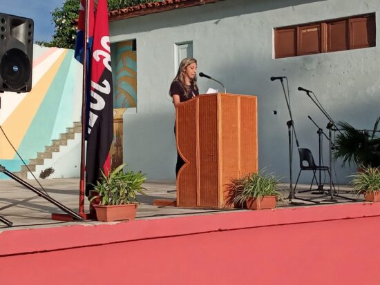 La profesora de la enseñanza primara Ana Rachel Santos alzó su voz en nombre de la juventud trinitaria.