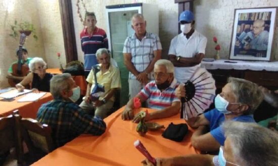 Los participantes recordaron anécdotas sobre Manuel Lagunilla y su profundo amor por Trinidad. Foto: Manuel Lagunilla González/Escambray.