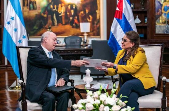 El ministro de Comercio Exterior e Inversión Extranjera de Cuba, Rodrigo Malmierca, fue recibido por la Presidenta Xiomara Castro. Foto: Twitter.