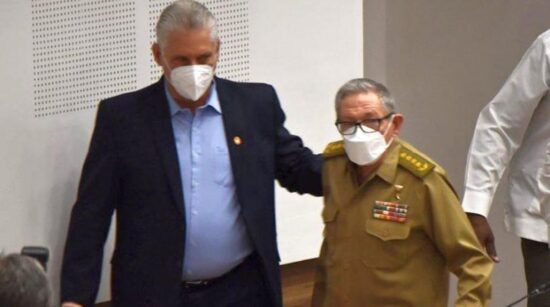 El General de Ejército Raúl Castro Ruz, líder de la Revolución, junto a Miguel Díaz-Canel Bermúdez, presidente de la República. Foto: ACN.