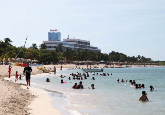 La playa, en el litoral de Trinidad, aliado de los espirituanos en este verano. FotoS: Oscar Alfonso Sosa/Radio Sancti Spíritus.