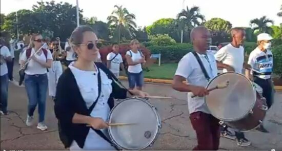 La Banda Municipal de Música de Trinidad encabezó esta peregrinación homenaje a Fidel, en el aniversario 96 de su natalicio, y a los caídos en la derrota de la conspiración yanqui-batistiano-trujillista, el 13 de agosto de 1959. 