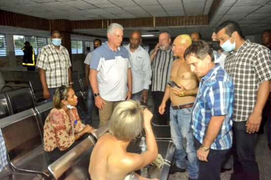 Autoridades del país y de la provincia de Matanzas, encabezados por Díaz-Canel, se interesaron por el estado de los lesionados en el Hospital Faustino Pérez.