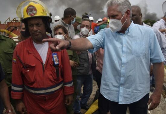 En el muelle Uno de la base de supertanqueros, Díaz-Canel conversó con los colaboradores venezolanos. Foto: Estudios Revolución.