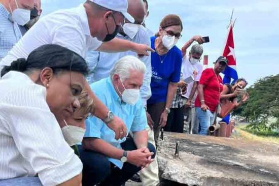 Díaz-Canel llegó hasta el área sinestrada de la base donde se trabaja para solucionar la avería en el conducto hidráulico que suministra a la termoeléctrica. Foto: Estudios Revolución.