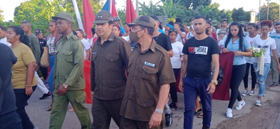 Combatientes de la Revolución Cubana, de las FAR y del MININT, junto al pueblo, en general, presentes en este homenaje a Fidel y en ocasión del aniversario 63 de derrotada la conspiración yanqui-batistiano-trujillista en Trinidad.