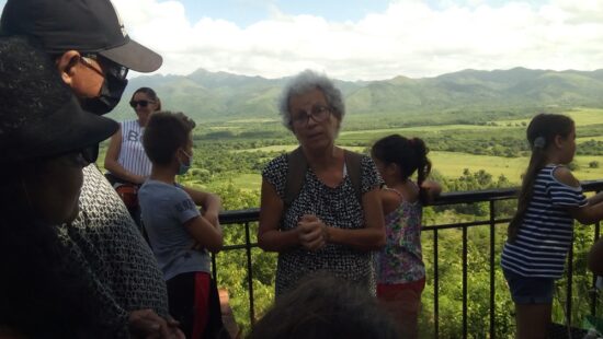 Valle de los Ingenios de Trinidad, Patrimonio Cultural de la Humanidad, con una exuberante vegetación. En la imagen, la Historiadora Oficial de Trinidad, Bárbara Oneida Venegas Arboláez, ofrece pormenores del lugar, como hizo, posteriormente, en cada punto de la excursión. Fotos: José Rafael Gómez Reguera/Radio Trinidad Digital.