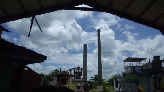 Silenciosas, las altas chimeneas del antiguo central FNTA de Trinidad, que detuvo sus máquinas tras la última zafra de la etapa 2003-2004. Foto: José Rafael Gómez Reguera/Radio Trinidad Digital.