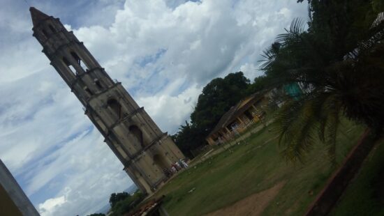 Torre de Manaca-Iznaga, en cuyo derredor proliferan artesanos locales en singular conjunción entre la vetusta construcción y la conservación de nuestras mejores tradiciones artesanales. Foto: José Rafael Gómez Reguera/Radio Trinidad Digital.