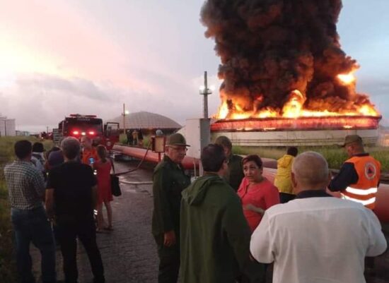 Las fuerzas tratan de sofocar el incendio e impedir que se extienda a otros tanques y lugares. Foto: TV Yumurí.