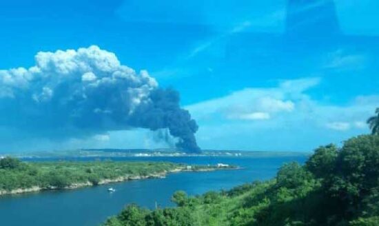 Imagen del incendio en la mañana de este sábado, tomada desde la desembocadura del río Canímar. Foto: Karina Marrón.