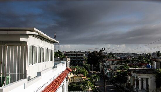 Dada la dirección del viento, también sobre La Habana se hace notar el humo originado por el incendio en Matanzas. Foto: Abel Padrón.