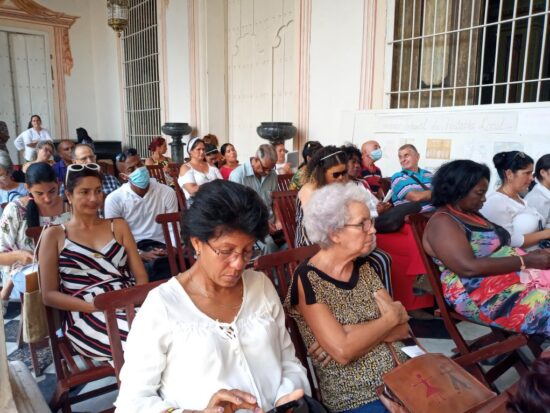 Trabajadores de instituciones culturales y profesionales vinculados a la producción azucarera participan en este evento.