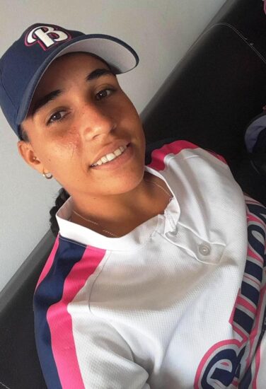 La joven yayabera Ana Amalia González se encuentra actualmente contratada en el deporte de la bola blanda de Colombia.