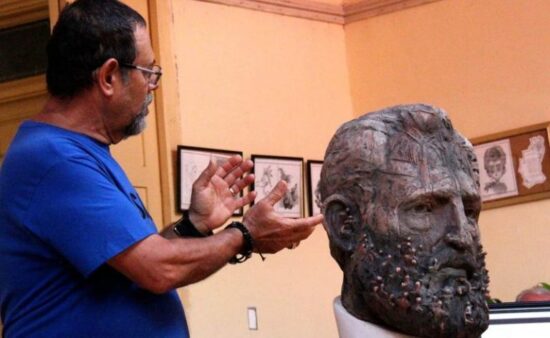 El escultor Félix Madrigal habló acerca del rostro de Fidel esculpido por él, titulado Peregrinación. Fotos: Garal.