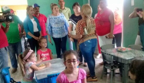 Deivy Pérez Martín, primera secretaria del Partido en Sancti Spíritus y Teresita Romero, Gobernadora de la provincia, asistieron a la inauguración de la Casita Infantil Los Vaqueritos de la localidad de Iguará. Fotos: Xiomara Alsina/Escambray.