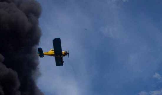 La misión de los cuatro aviones era acercarse al siniestro en una zona para refrescar un área y evitar que pasara a otras instalaciones. Foto: ANADOLU / Yander Zamora.