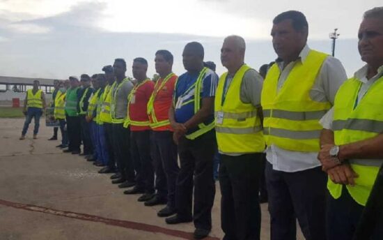 El titular del Transporte entregó al colectivo un reconocimiento por el cumplimiento de la misión y la permanente disposición mostrada para sumarse al combate contra las llamas.