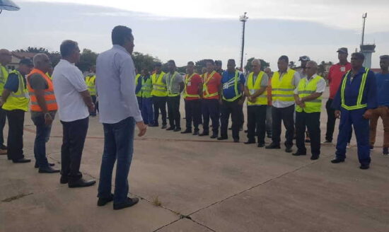 Rodríguez Dávila departió con los integrantes del dispositivo aéreo espirituano.