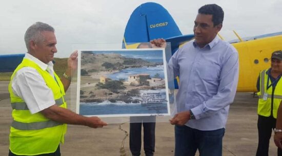 El Ministro de Transporte entregó un reconocimiento al destacamento espirituano por el trabajo realizado. Foto: Cortesía de David Brito.