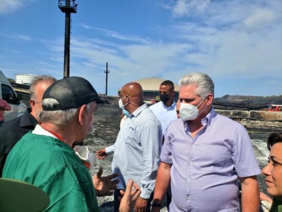 Presidente de Cuba junto a Medicina Legal en la Base de Supertanqueros. Foto: Estudios Revolución.