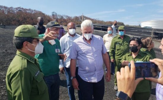 El presidente cubano recorre la zona siniestrada en la base de supertanqueros de Matanzas. Fotos: Twitter de la Presidencia.