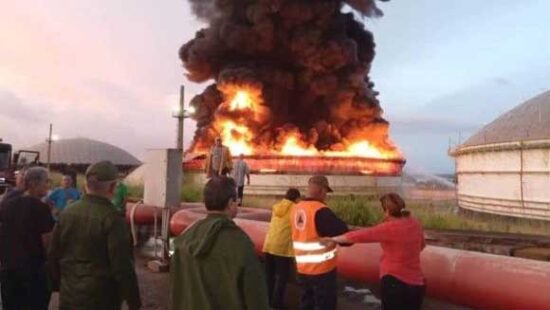 Fuerzas de diferentes organismos trabajan para extinguir el incendio e impedir su extensión a las áreas aledañas. Foto: TV Yumurí.