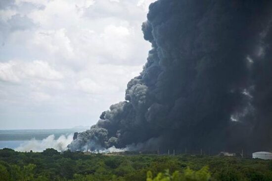 Las fuerzas especializadas combaten desde este viernes el incendio en la zona industrial de Matanzas.