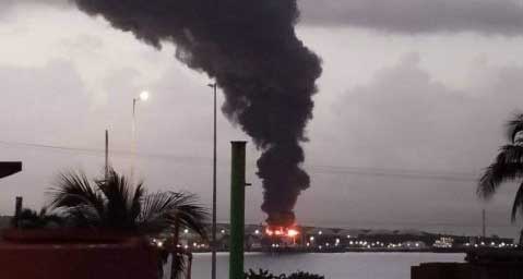 El incendio visto desde el centro de la ciudad de Matanzas. Foto: TV Yumurí.