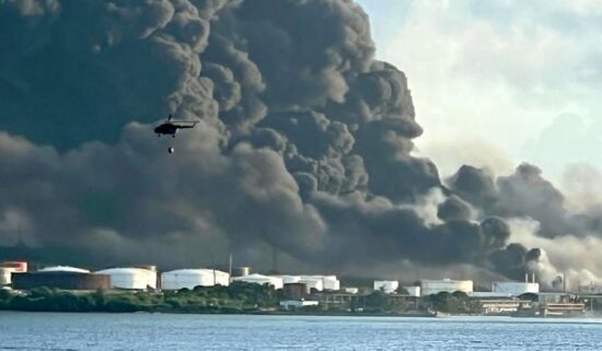 Helicópteros de las Fuerzas Armadas Revolucionarias de Cuba (FAR) trabajaban cargando agua de la cercana bahía de Matanzas y lanzándola sobre la zona afectada. Foto: Humberto López/Facebook.