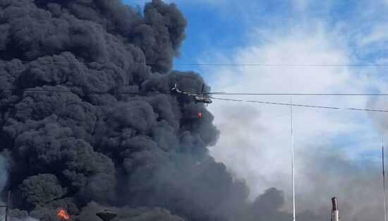 El presidente de Cuba, Miguel Díaz-Canel, destacó hoy la “profesionalidad y entrega ejemplares” de las tripulaciones de helicópteros que combaten el incendio. Foto: Humberto López/Facebook.