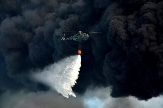 Los helicópteros están vertiendo agua sobre los tanques, con el fin de proteger el resto de las instalaciones y objetivos que hay en el lugar, señaló el Gobernador. Foto: Ricardo López Hevia/Granma.